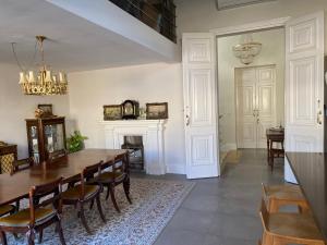 Posezení v ubytování Palatial Flat inside Bright Duplex Penthouse