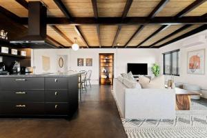 una sala de estar con un sofá y una mesa en The Desert Serenity-Stunning views-Pool-Spa-BBQ, en Yucca Valley