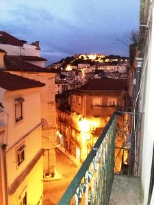 einen Blick auf die Stadt in der Nacht vom Balkon aus in der Unterkunft Rossio Castle View in Lissabon