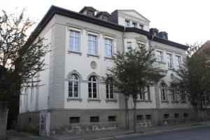 クヴェードリンブルクにあるApartment Altstadt Villaの白い建物