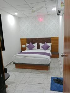 Hotel Rudraksh客房内的一张或多张床位