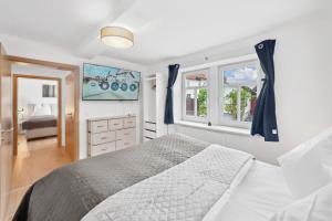 a bedroom with a bed and two windows at Apartments am Hainich - 6 Personen, King-Size-Betten, Netflix, Nationalpark in Hörselberg-Hainich