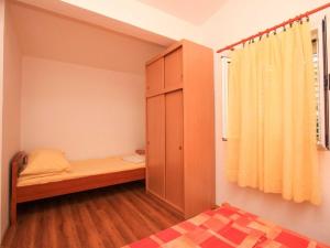 a small bedroom with a bunk bed and a window at Apartments Ere Zuronja-One-Bedroom Apartment with Sea View 2 in Putniković