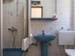 Ένα μπάνιο στο Apartments Kisic-Three Bedroom Apartment with Sea View +5 φωτογραφίες