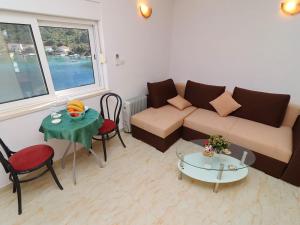 Posezení v ubytování Apartment Belin Mljet - One Bedroom Apartment with Terrace and Sea View