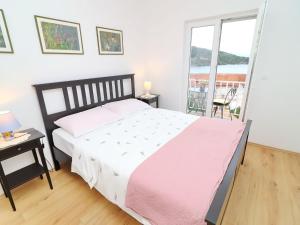 Postel nebo postele na pokoji v ubytování Apartments Nodilo - Standard One Bedroom Apartment with Balcony and Sea View Apt 2