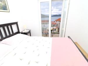 Postel nebo postele na pokoji v ubytování Apartments Nodilo - Standard One Bedroom Apartment with Balcony and Sea View Apt 2