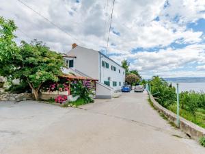 ein Haus am Straßenrand in der Unterkunft Apartment Nera ST - Two-Bedroom Apartment with Sea View in Omiš