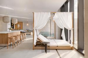 Postel nebo postele na pokoji v ubytování Clarion Hotel Karlatornet