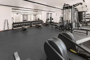 Fitness centrum a/nebo fitness zařízení v ubytování Clarion Hotel Karlatornet