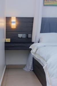 Postel nebo postele na pokoji v ubytování UCHA Hotel & Suites