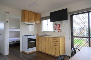 Kuchyň nebo kuchyňský kout v ubytování Lang Lang Caravan Park