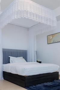 Postel nebo postele na pokoji v ubytování UCHA Hotel & Suites