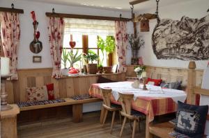 Posezení v ubytování Berggasthof Steckholzer