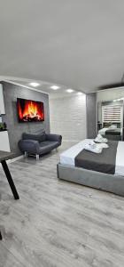 1 dormitorio con 2 camas y chimenea en LUX-Апартаменты New York style на Чехова, en Öskemen