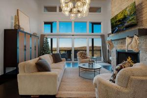 Posezení v ubytování Quiet Time - Gorgeous Mountain Views Chic Interiors Wood-burning Fireplace