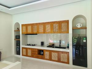 Η κουζίνα ή μικρή κουζίνα στο Villa Fortuna - BatuR #Puncak - Bogor +25 φωτογραφίες