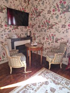 TV a/nebo společenská místnost v ubytování Chambre d'hôtes de charme