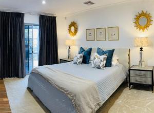 Ένα ή περισσότερα κρεβάτια σε δωμάτιο στο Luxury Executive home with pool +22 φωτογραφίες