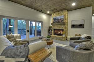 ein Wohnzimmer mit zwei Sofas und einem Kamin in der Unterkunft River Bend New listing Modern mountain luxury with amenities galore in Blue Ridge