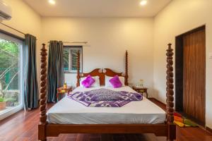 Afbeelding uit fotogalerij van SaffronStays Horizon 360 - 5BR pet-friendly villa with infinity terrace views, garden & French windows near Mahabaleshwar Market in Mahabaleshwar