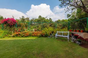 Afbeelding uit fotogalerij van SaffronStays Horizon 360 - 5BR pet-friendly villa with infinity terrace views, garden & French windows near Mahabaleshwar Market in Mahabaleshwar