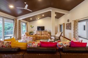Afbeelding uit fotogalerij van SaffronStays Horizon 360 - 5BR pet-friendly villa with infinity terrace views, garden & French windows near Mahabaleshwar Market in Mahabaleshwar