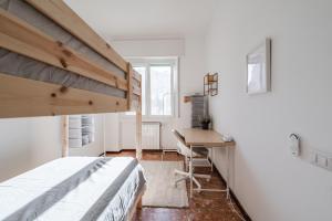 ein Schlafzimmer mit einem Hochbett und einem Schreibtisch in der Unterkunft Casa Torino 101, Camere a Rozzano - Forum Assago a 7 minuti, Ospedale Humanitas a 5 minuti - SmartStay Rozzano in Rozzano