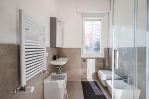 ein Badezimmer mit zwei Waschbecken und zwei Toiletten in der Unterkunft Casa Torino 101, Camere a Rozzano - Forum Assago a 7 minuti, Ospedale Humanitas a 5 minuti - SmartStay Rozzano in Rozzano + 57 Fotos