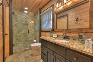 Ένα μπάνιο στο Skyfall Sweeping mountain views gas fireplace hot tub +29 φωτογραφίες