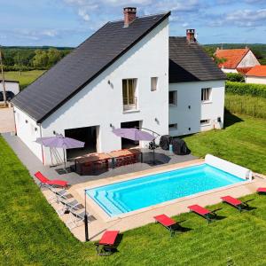 una vista aerea di una casa con piscina di Les retrouvailles des Ducs by Vindihouses - piscine chauffé toute l'année - billard a Magnien