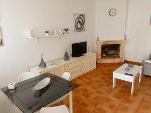 Televízia a/alebo spoločenská miestnosť v ubytovaní Chalet Mari Carmen