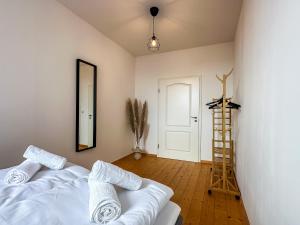 ヴォルフスブルクにあるR und S Apartments Stylische Wohnung I Küche I Parkplatz I Smart TVのベッドルーム1室(白いシーツとはしご付きのベッド1台付)