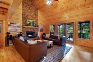Χώρος καθιστικού στο Peaceful River Hideaway - Shuffleboard Table Beautiful Outdoor Spaces More