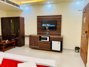 sala de estar con TV de pantalla plana en la barra en PPH Living Gnr Grand Luxury Rooms, en Madanapalle 8 fotos más