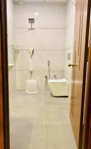 Un baño con bañera, inodoro y lavabo. en PPH Living Gnr Grand Luxury Rooms, en Madanapalle