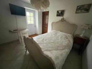 Ένα ή περισσότερα κρεβάτια σε δωμάτιο στο La maison aux petits bonheurs