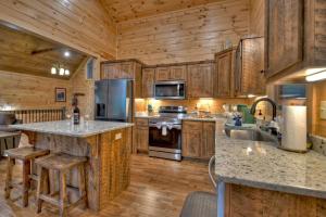 Kuchyň nebo kuchyňský kout v ubytování Rohring Retreat - Bask in comfort on the deck and play games in the game room