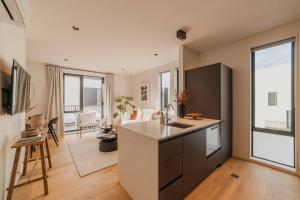 une cuisine avec un évier et un plan de travail dans l'établissement Chic and Contemporary Living at Cambridge Terrace, à Christchurch