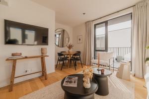 un salon avec une grande fenêtre et une table dans l'établissement Chic and Contemporary Living at Cambridge Terrace, à Christchurch