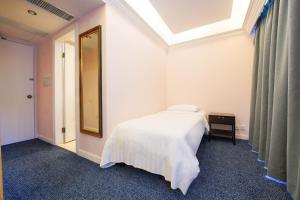Letto o letti in una camera di Warwick Hotel Cheung Chau
