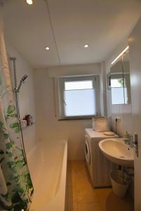 ห้องน้ำของ Sonnige 4 Zimmer Ferienwohnung nähe See bis zu 6 Personen