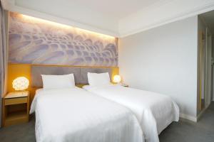 Letto o letti in una camera di Warwick Hotel Cheung Chau