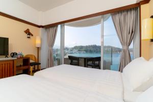 ein Hotelzimmer mit einem Bett und Blick auf einen Balkon in der Unterkunft Warwick Hotel Cheung Chau in Hongkong + 37 Fotos