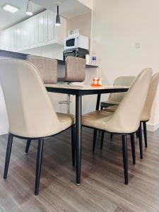 Una mesa de comedor y sillas en una cocina. en casamia luxury apartments, en Nairobi