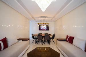 un soggiorno con un divano e un tavolo di Appartement in Tanger City-5min to the Beach-free Parking a Tangeri