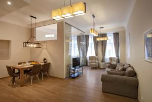 sala de estar con mesa, sofá y comedor en Igor and David Apartments en Praga