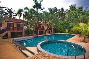 Bazén v ubytování Sangsawan Palace Khaolak Resort nebo v jeho okolí + 26 fotografií