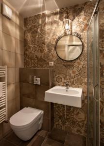 プラハにあるイゴール アンド ダヴィッド アパートメントのバスルーム(洗面台、トイレ、鏡付)
