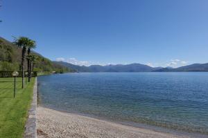 a view of a large body of water at Yachting Residence in Ghiffa